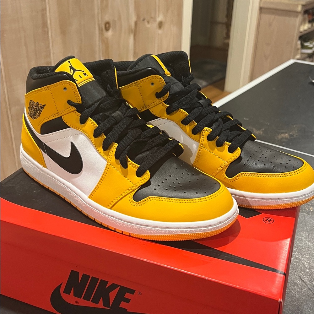 Nike Jordan One Retro Black n Yellow “Taxi” 10.5